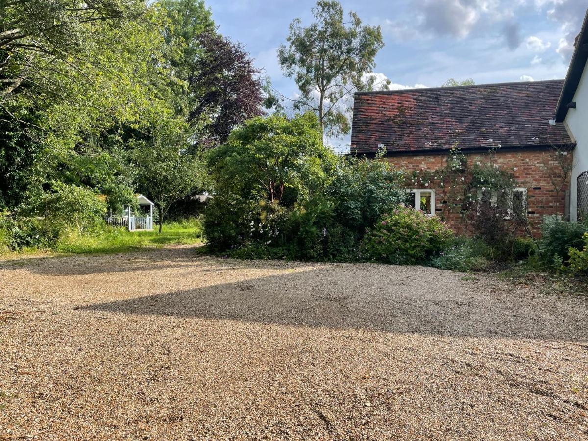 7 Mins From With Gated Parking *