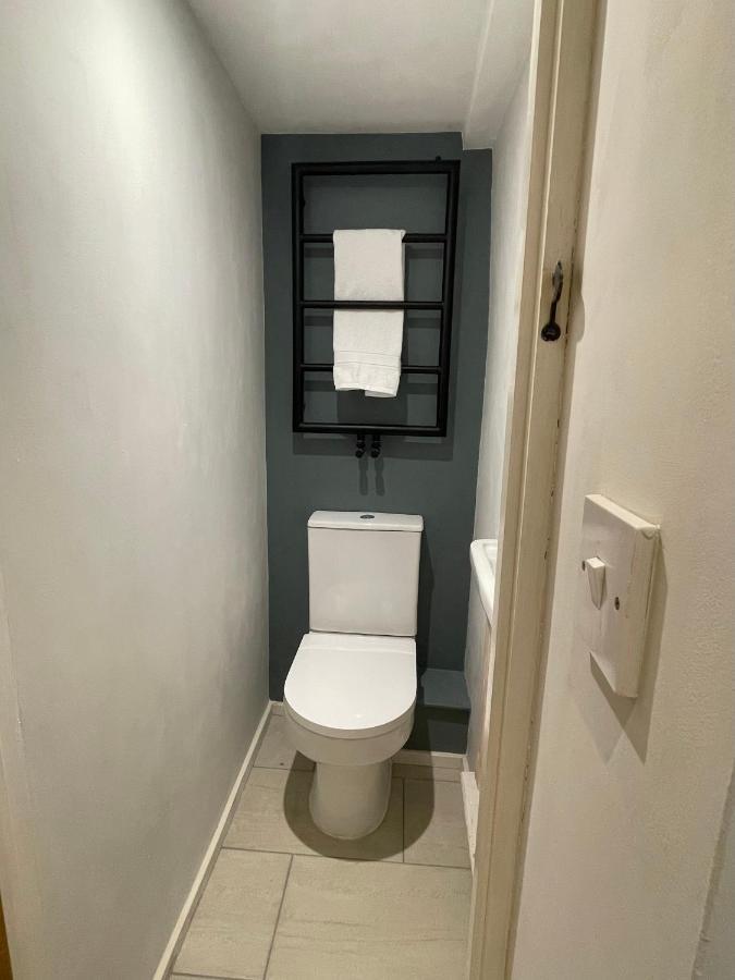 7 Mins From With Gated Parking *