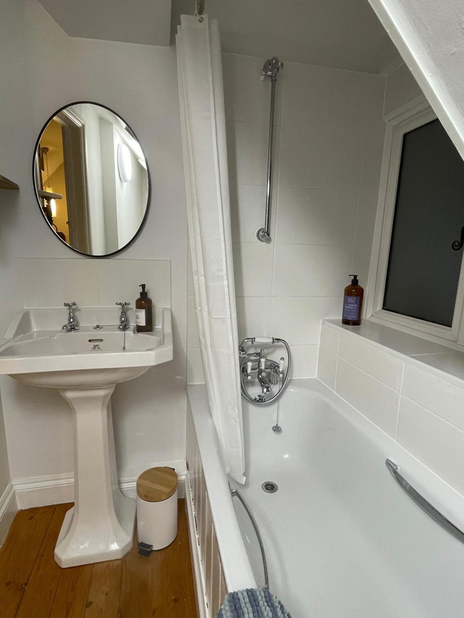7 Mins From With Gated Parking Henley-on-Thames