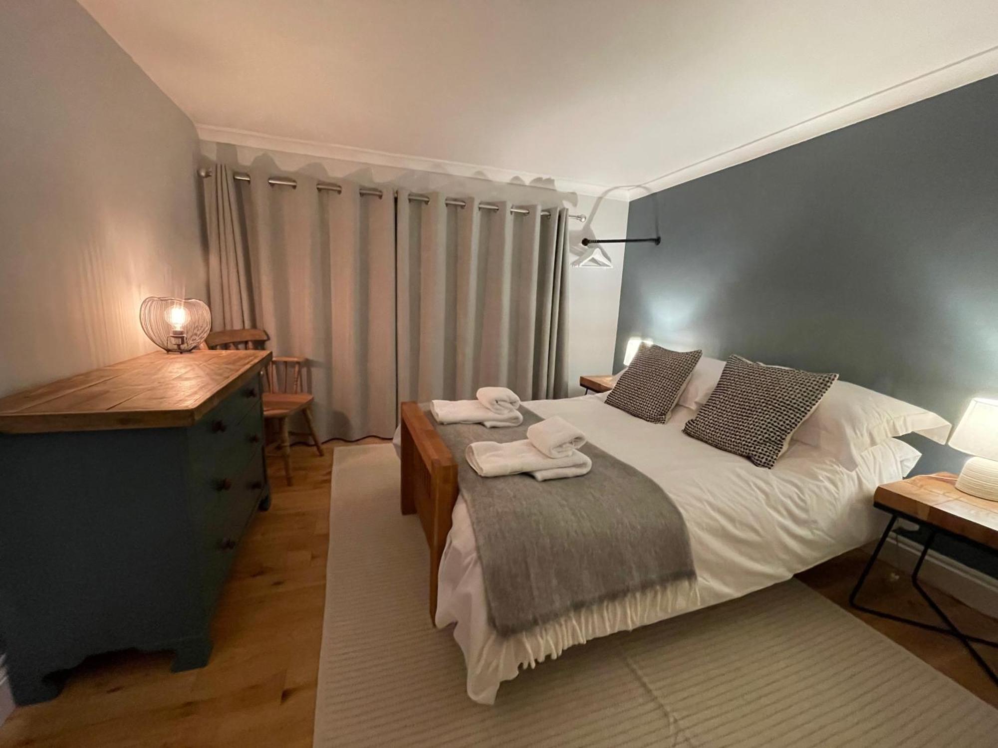 7 Mins From With Gated Parking Henley-on-Thames