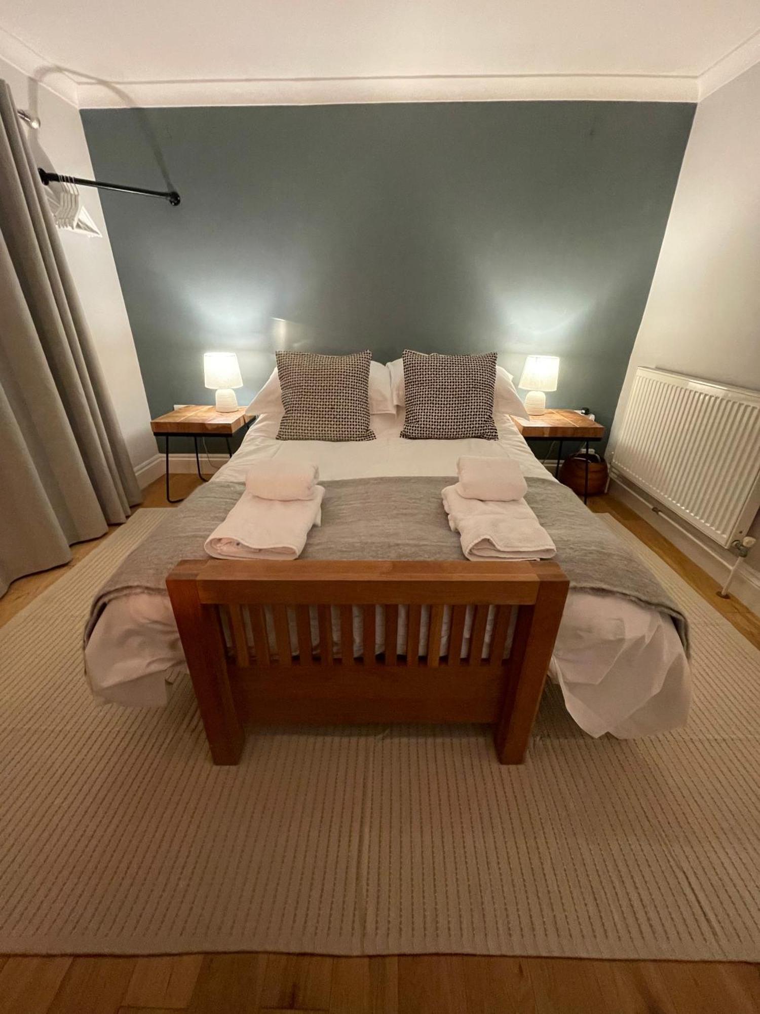 7 Mins From With Gated Parking Henley-on-Thames